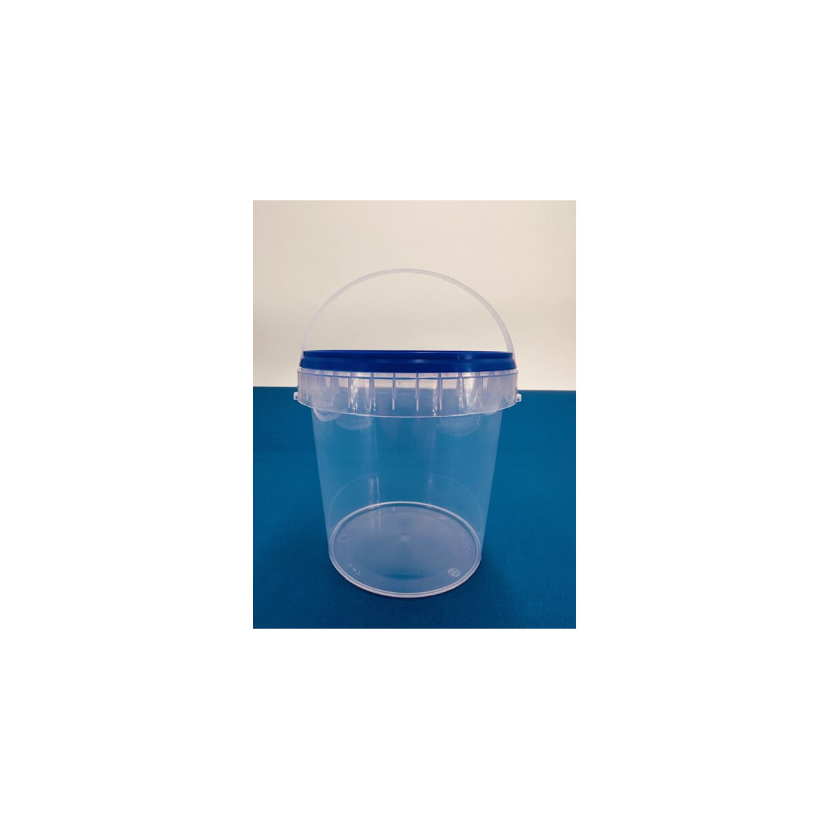 Empty bucket, transparent with a blue lid, 2.5 liters.